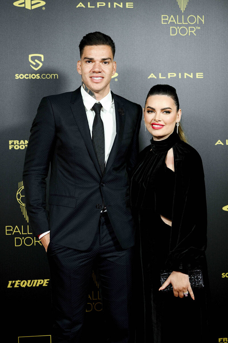     Эдерсон Мораес (вратарь "Манчестер Сити") с супругой Лаис.