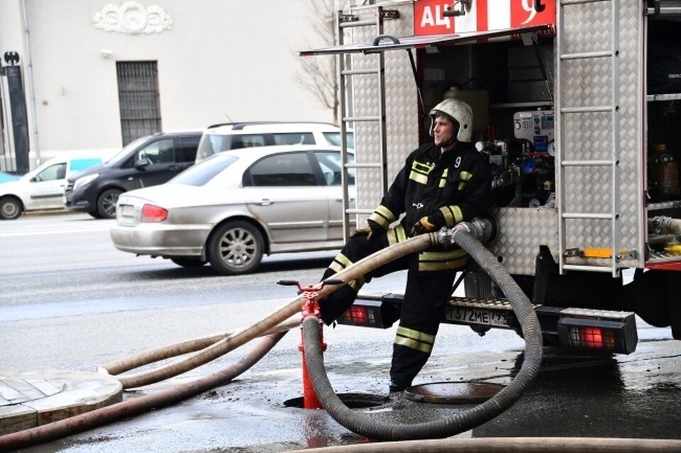     Во время ЧП из здания эвакуировали 30 человек. Михаил ФРОЛОВ