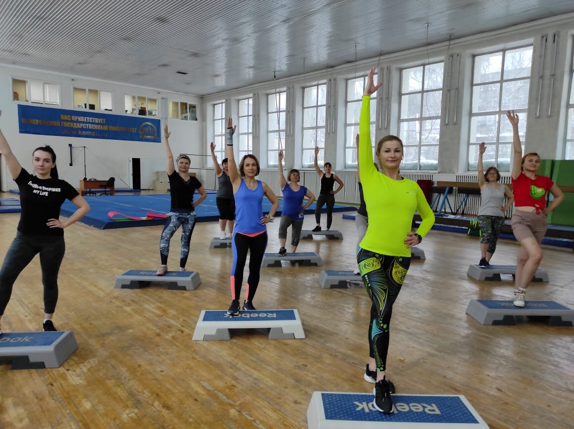 Это наши тренировки. Я в черной майке и пестрых лосинах