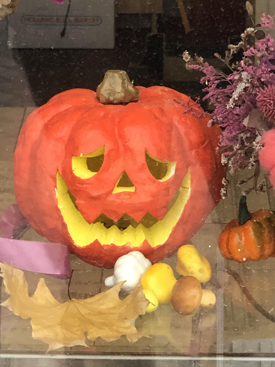 Искусственный светильник Джека. Служит долго (в отличии от "одноразовой" тыквы) но шарму вашему празднику не добавляет.