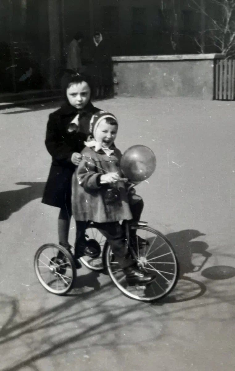 Это я на велосипеде в Ильинском сквере, 1957-1958 г.