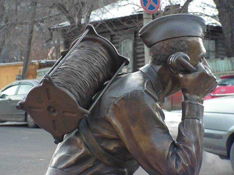 Связь в военное время - кровеносные сосуды приказов и донесений, решающих исход любых военных действий...
Памятник военному связисту в Екатеринбурге.