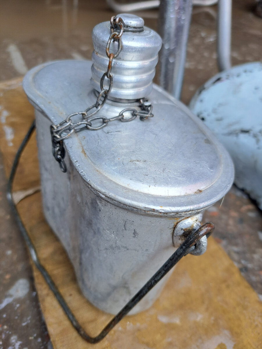 Решила прогуляться по базару. Села на надземное метро и прямо на базаре слезла.
Гуляла все рассматривала и увидела алюминиевые, пластиковые фляги из бывшего СССР. Не могла оторвать своего взгляда от них.
Подошла попросила разрешение взять их в руки и как будто вернулась в СССР.
В детстве, когда мы ходили с папой на рыбалку с его начальником и когда наступало время кушать, я помню как папа, наливал мне компот, который приготовила моя мама. Для меня это было волшебно. Я себя чувствовала, главной на этой рыбалке, так как у них не было компота.
У них во флягах была выпивка (водка), вот и разница. На то время мне казалось, то, что у меня во фляге компот, это самое вкусное. Детская уверенность и наивность. Было весело,
Бегала от одного рыболова к другому. 
Так же, с большой ложкой ела еще и похлебку, которую приготовил начальник папы. Было очень вкусно.
Да, вспомнила детство и вкус похлебки, и компота, благодаря этим флягам.
Детство, детство ты куда ушло.....