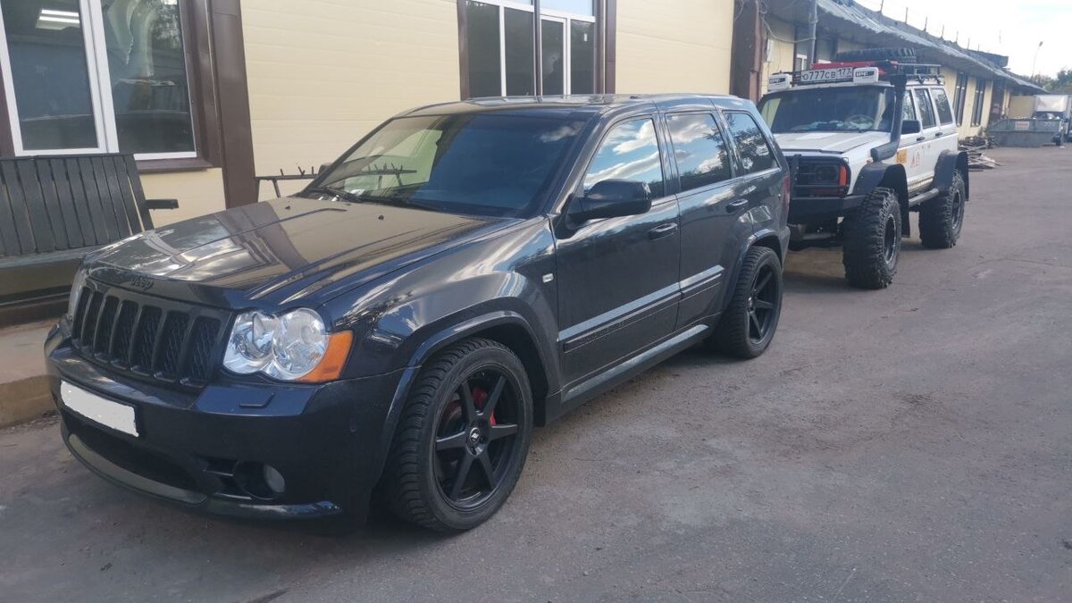 Так выгляди авто марки Jeep Grand Cherokee 6,1 SRT-8 после воздействия пыли от дорог