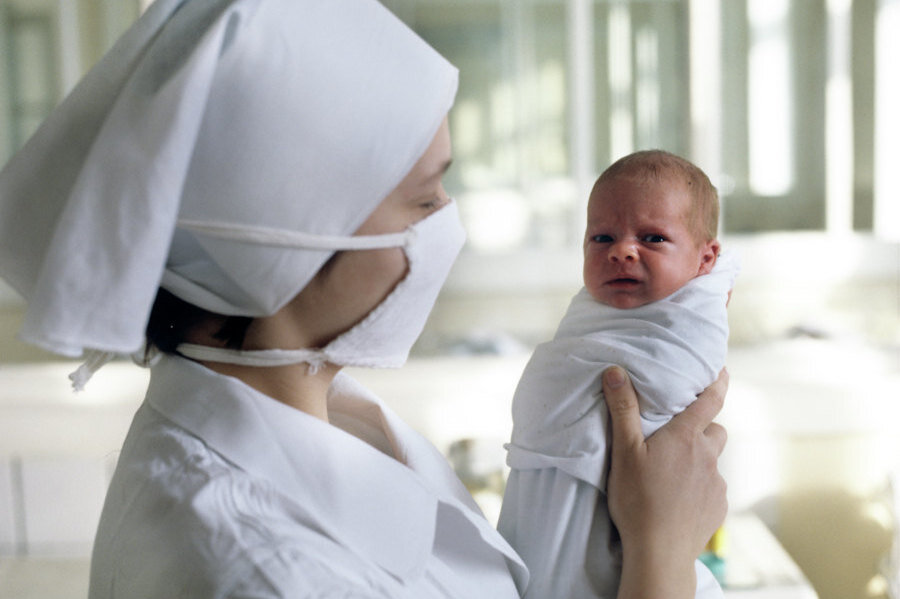     Зачем в СССР туго пеленали детей и как это сказывается на психике