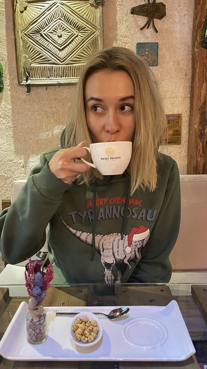 Психолог пьет салеп в Каппадокии 