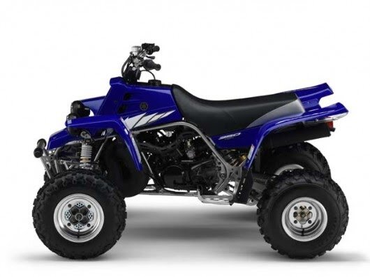 Yamaha BansheeЧто сегодня можно сказать о короле дюн..? 350-ти кубовый двухтактный двигатель Yamaha встряхнул японскую промышленность с самого начала своего выпуска произошедшего в 1987 году, он был фаворитом спортивного сегмента на протяжении всех 90-х годов. Приняв для себя немного обновлений он на протяжении всей 20-летней продолжительности "Banshee" показывал и показывает до сих пор, что фирма "Yamaha" вложилась в начальную его разработку по максимому, обогнав таким образом на голову всех своих ближайших конкурентов по техническим параметрам и возможностям. И хотя "Banshee" не стал самой популярной платформой для многих гонщиков, все-же он пришелся по душе многим покорителям дюн а заодно и любителям экстремального времяпровождения по всему миру.