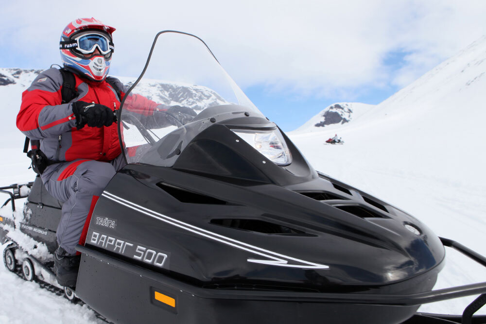 какой брать снегоход. гоночный снегоход polaris. катание на снегоходе. какой брать снегоход. снегоход ski doo 900 черный.