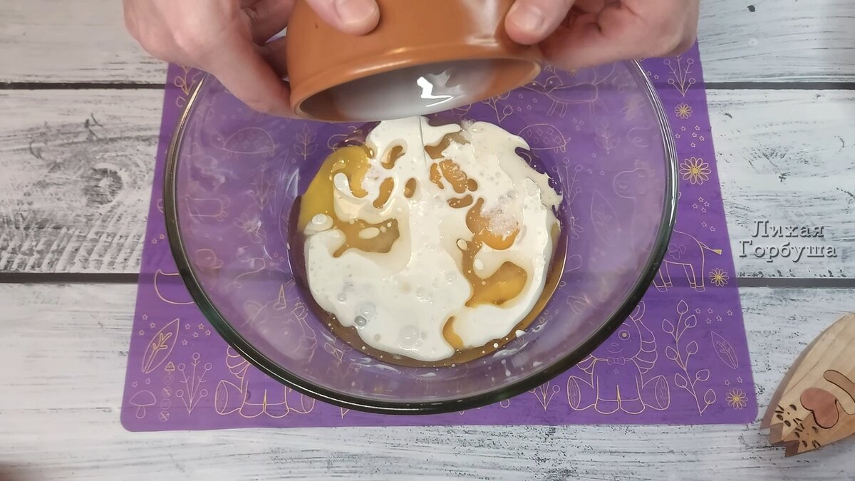 Яйца, масло, сахар, сливки и ванилин