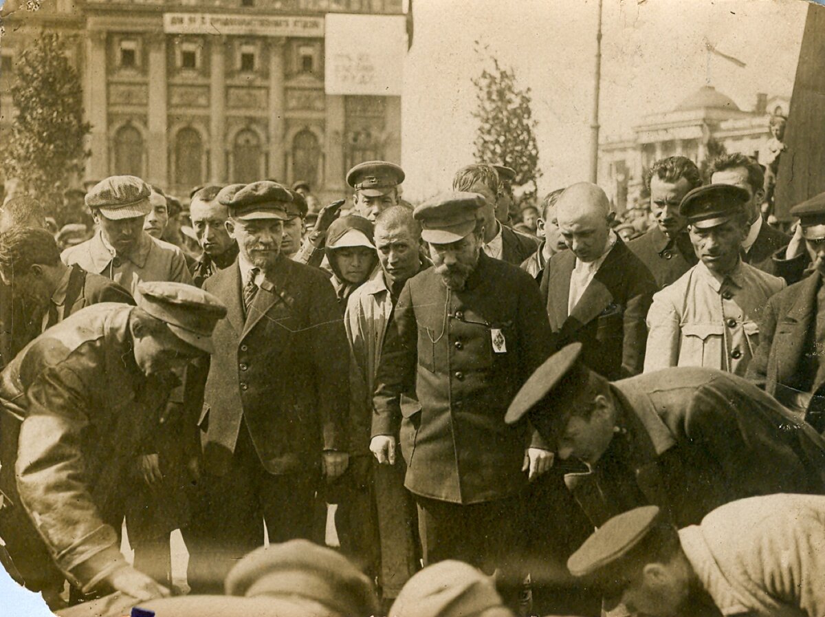 памятник свердлову в москве на площади свердлова