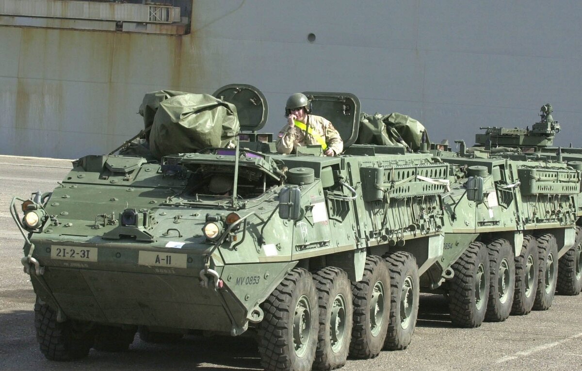    Боевые бронированные машины Stryker  EPA/RAED QUTENA