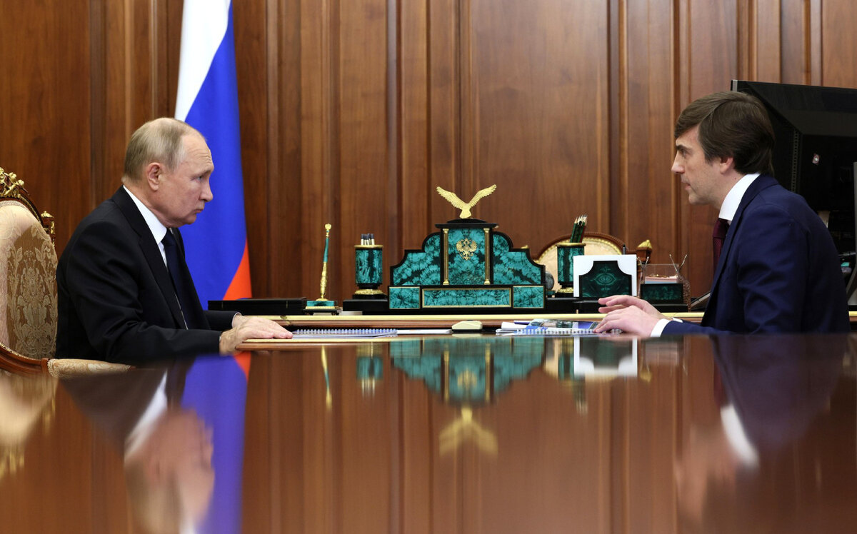 Президент РФ с министром просвещения. Источник: kremlin.ru