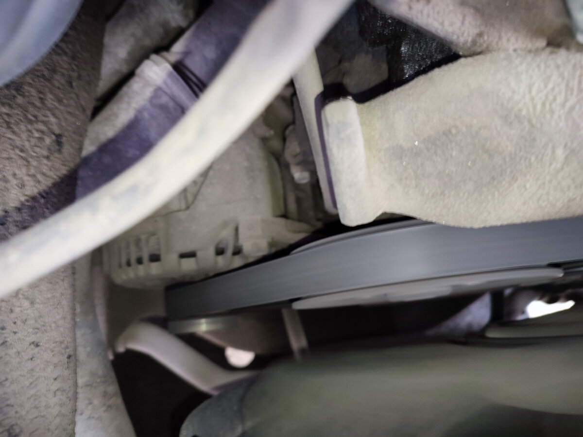 Мой генератор, пробежал уже 200 с лишним тыс. Менял ему ранее обгонную муфту.