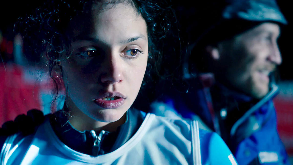 Кадр из фильма Slalom. Режиссер: Шарлин Фавье. Оператор: Янн Марито. Производство: Auvergne Rhône-Alpes Cinéma, Centre National de la Cinématographie (CNC), Charlie Bus Production, Ciné, Compagnie Cinématographique, La, Jour2Fête, Mille et Une Productions, Panache Productions, Région Auvergne-Rhône-Alpes 