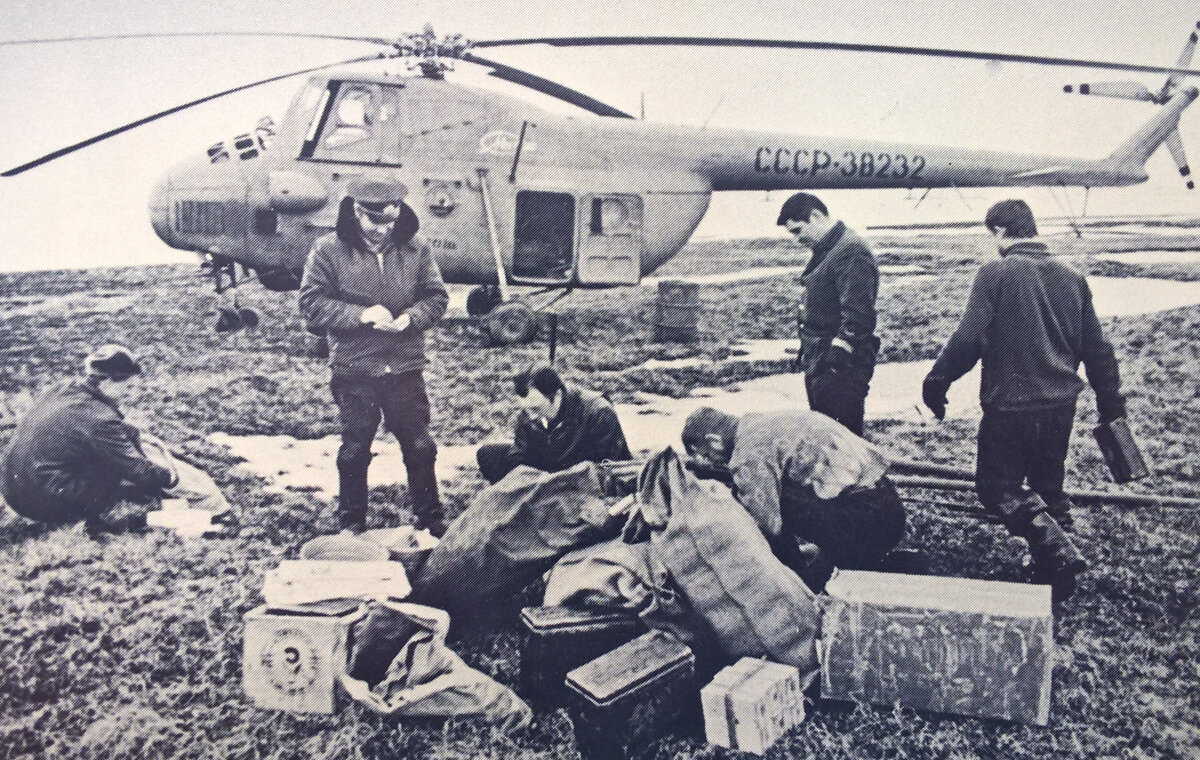 Улетит вертолёт. А люди и доставленные грузы останутся. На этой земле у них впереди много работы. Фото из открытых источников.