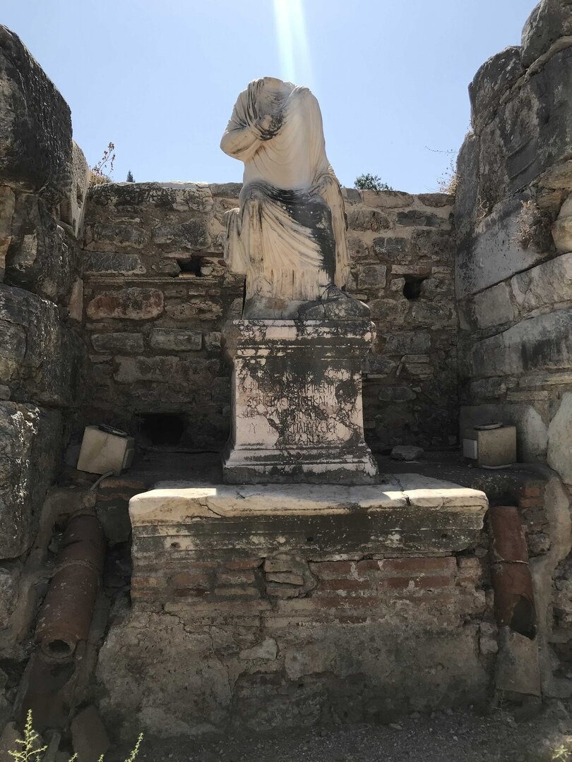 Статуя на территории Эфеса (авторское фото)