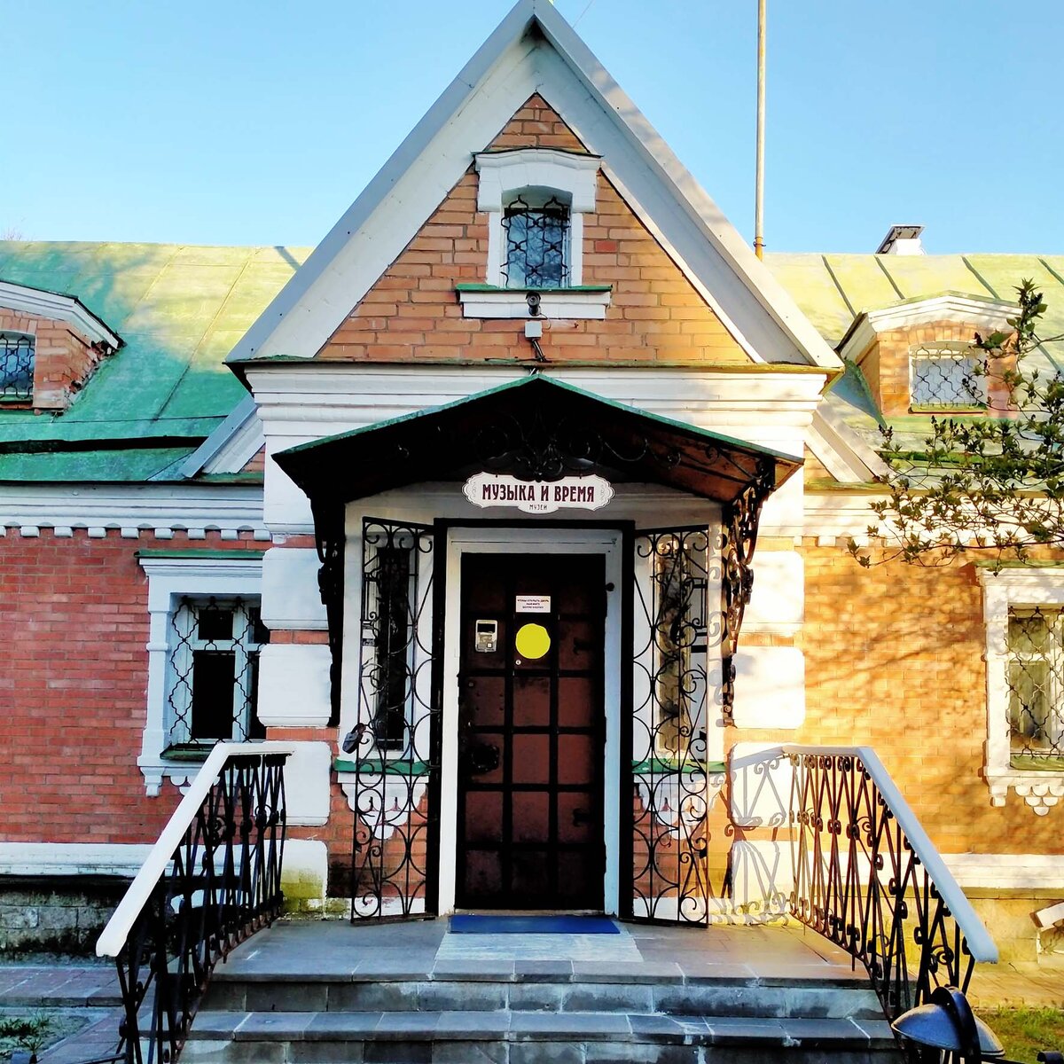 Касса и вся экспозиция находится в этом домике. Точный адрес: Ярославль ул. Волжская Набережная, 33-а. Режим работы: ежедневно, без выходных и обеденного перерыва с 10.00 до 19.00.