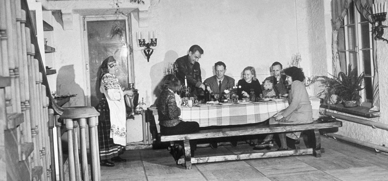  Американская журналистка Маргарет Бурк Уайт в гостях у Любови Орловой и Григория Александрова. 1941 год