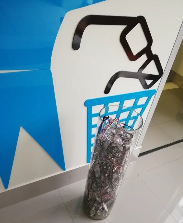 Вот такая урна с очками встречает у кабинета врача