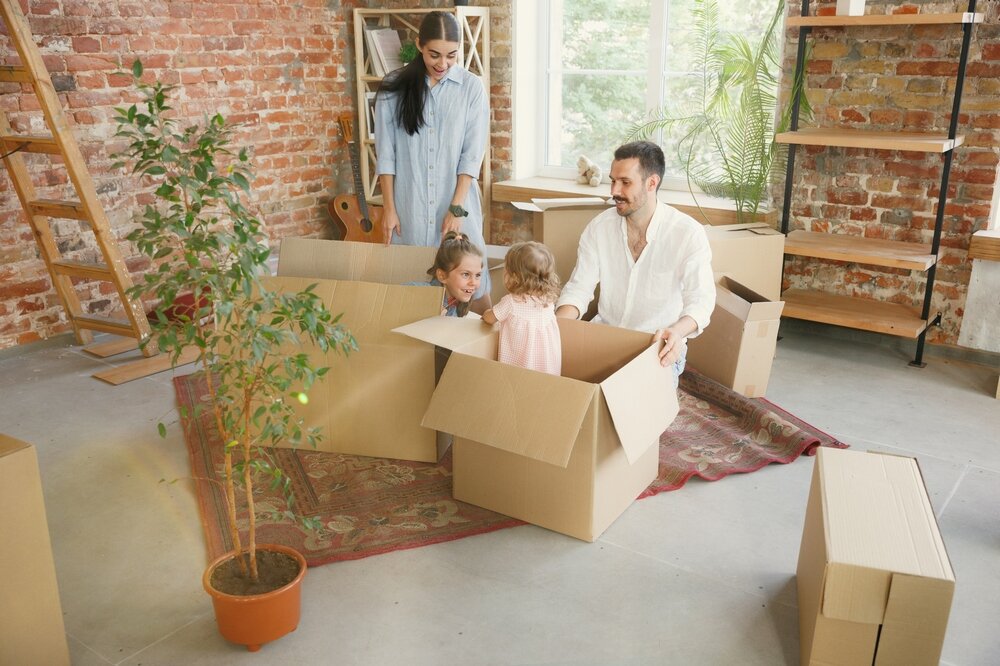 Family package. Семья переезжает в новый дом. House which save Boxes.