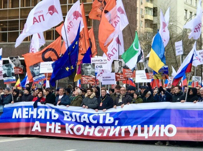 Люди, которые хотят оставить статую Ельцинскую конституцию...