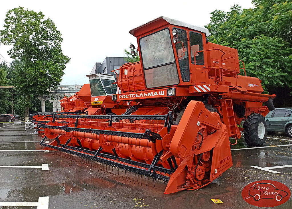 Классические модели комбайнов, которые делал Ростсельмаш: на переднем плане – «Дон-1500», за ним – «Нива» СК-5. Где-то их до сих пор можно встретить в работе!