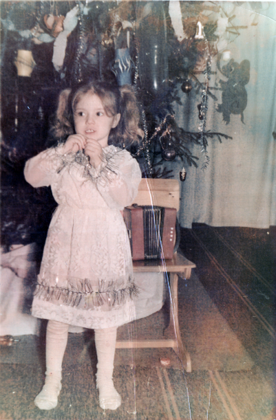 Фото из семейного архива.  Антоша в тот год на Новогодней ёлке в детском саду.