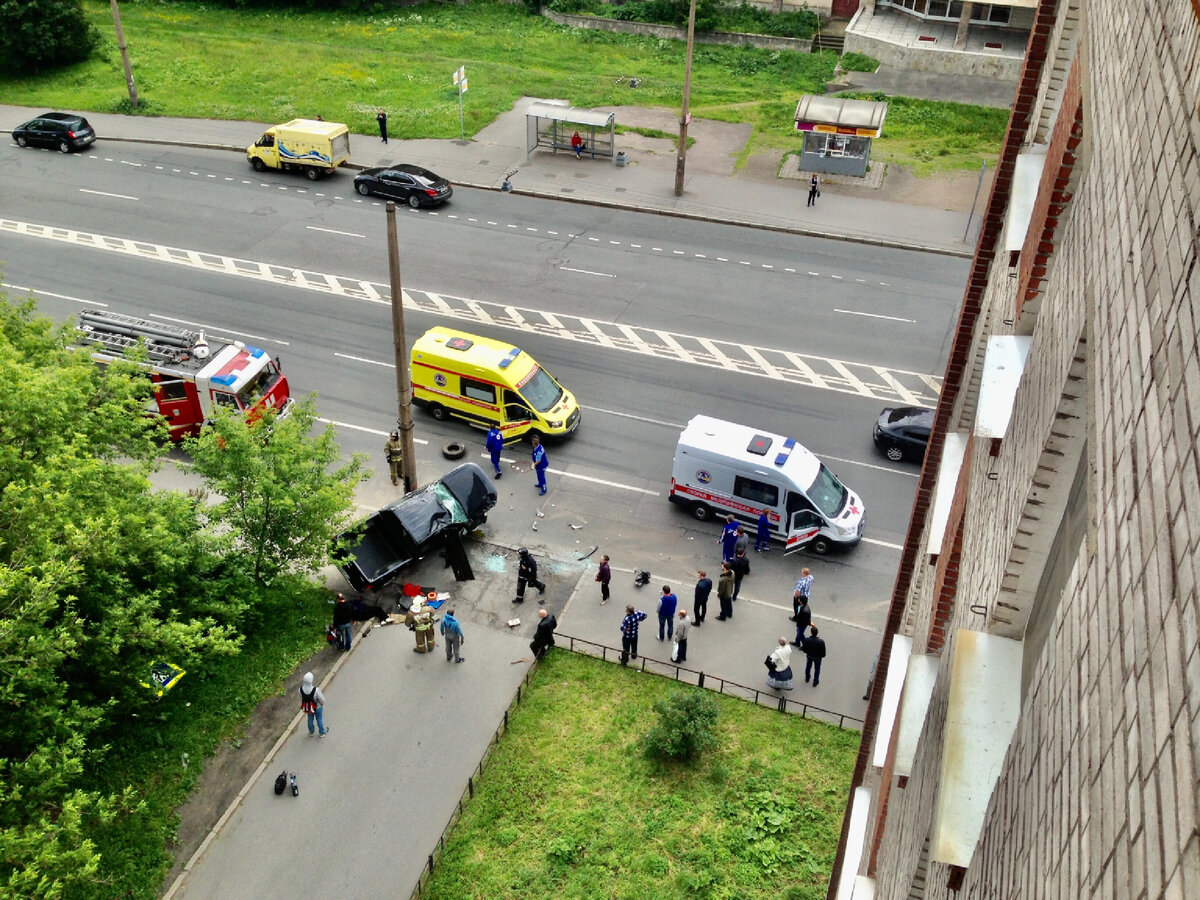 Чёрный джип выехал на встречку врезался в столб и задел человека. Санкт-Петербург Гутовский остров Двинская 17