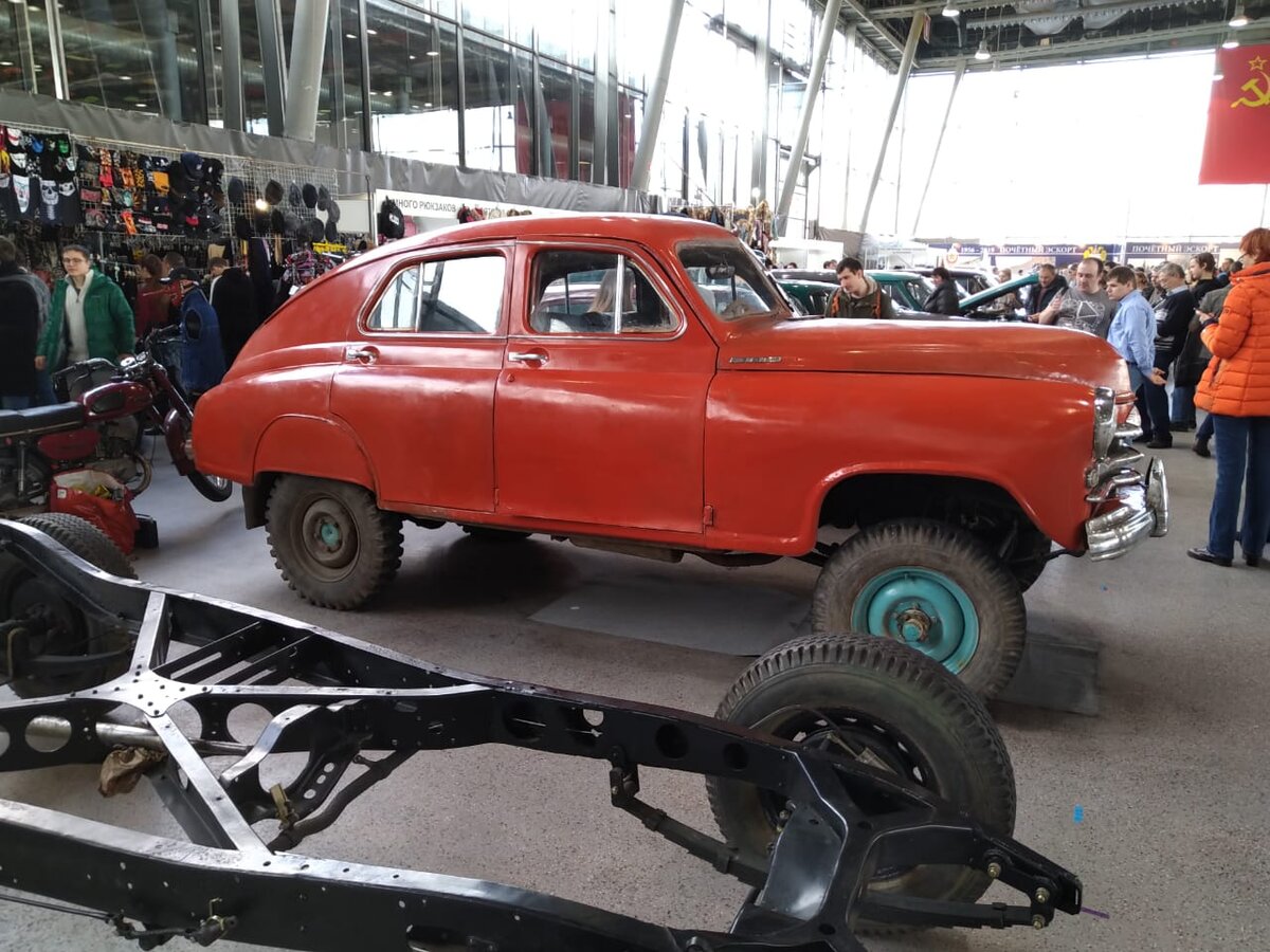 Машина на фото может и не в лучшем состоянии, зато с родными крыльями и задним мостом. Чем не могут похвастаться очень многие "отлакированные" экземпляры. Фото автора.