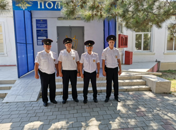Фото полицейских Анапы взял из поиска. Красавцы в белых рубашках! 