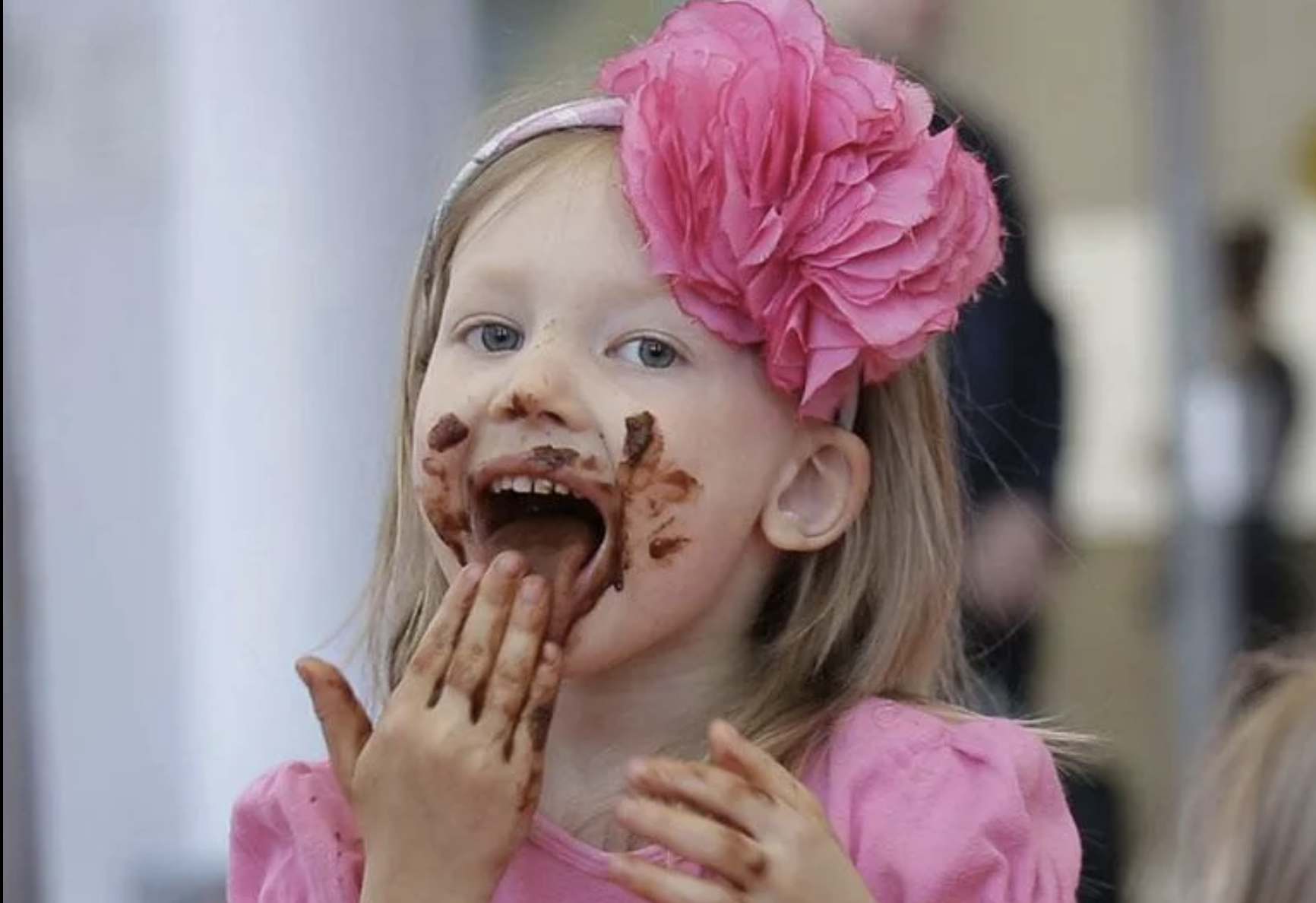 Сладкоежка 2. Ребенок измазанный шоколадом. Девочка измазанная шоколадом. Ребенок испачканный шоколадом. Ребенок измазался шоколадом.