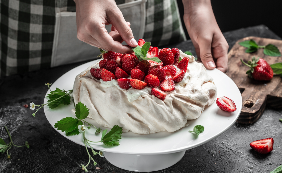 Меренга с клубникой и сливками