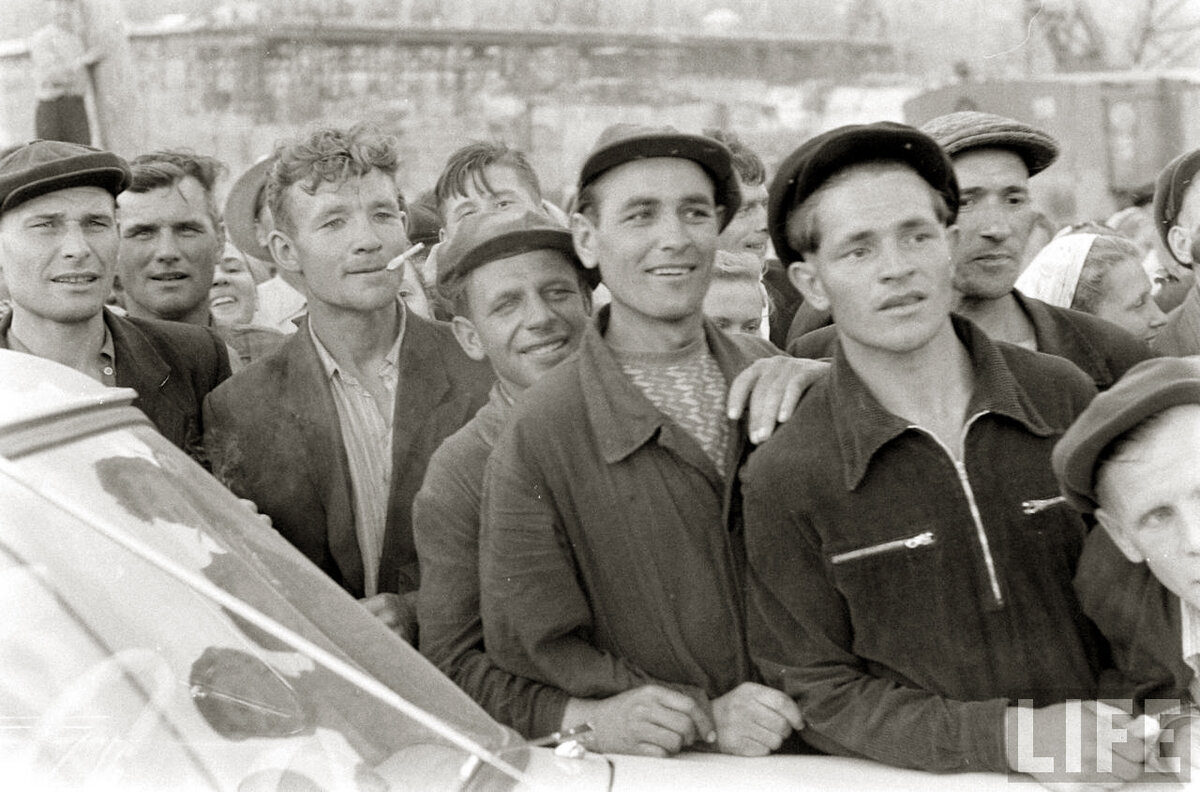 Строители Братской ГЭС. Фото: Говард Сохурек, LIFE