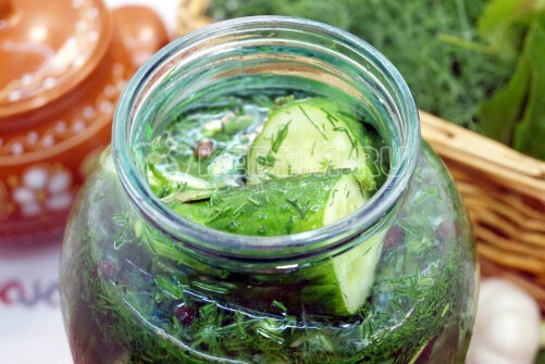 Быстрый рецепт приготовления вкусных малосольных огурцов в банке. Время приготовления 30 минут
