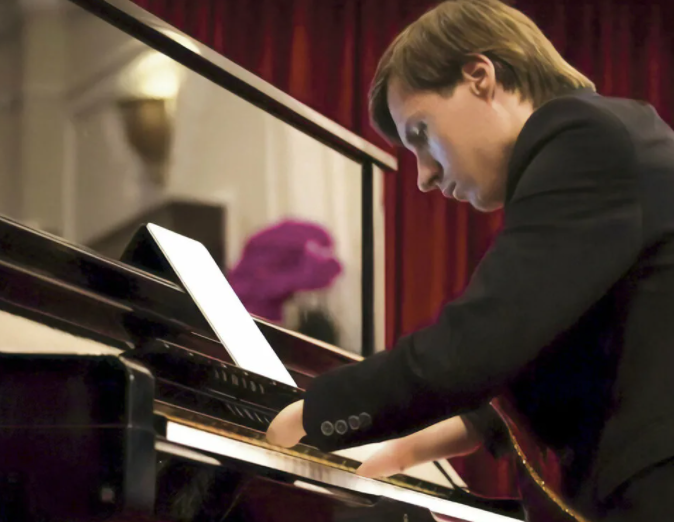 Кадр с концерта Алексей Романов