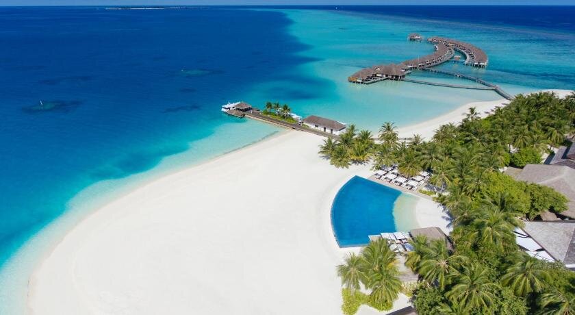 На райских Мальдивах пейзажи всегда потрясающе прекрасны. Но какие красивые фото получаются у кромки бассейна - с перспективой на бескрайний бирюзовый Индийский океан и пляжи с белым песочком!-2