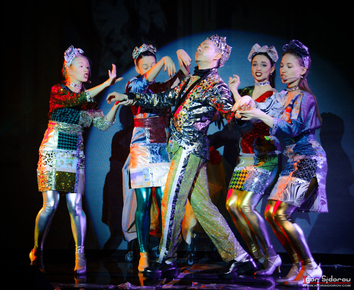 ЛОФТ. История красивой жизни. Сцена из спектакля.