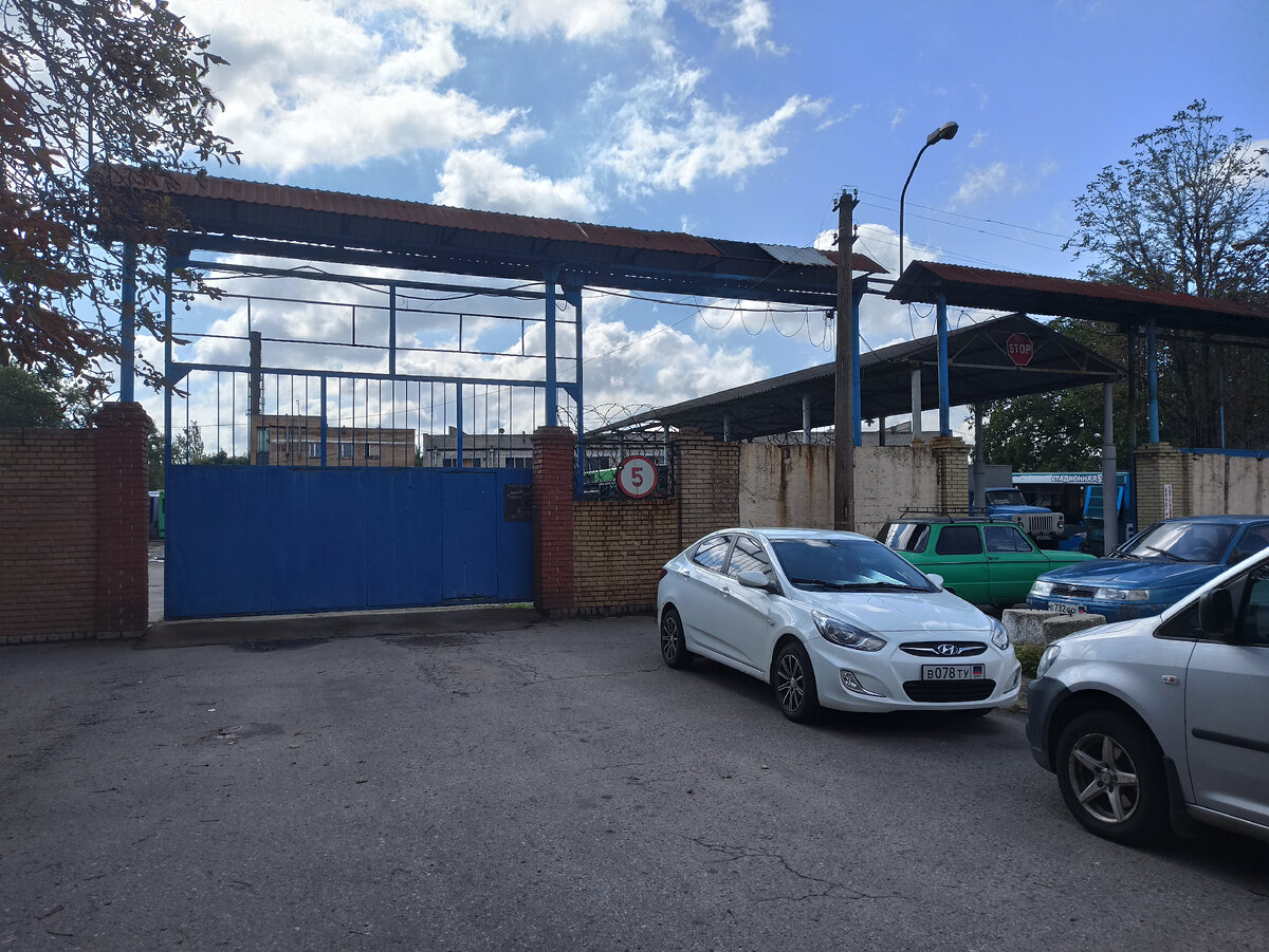 Отсюда выезжают автобусы.