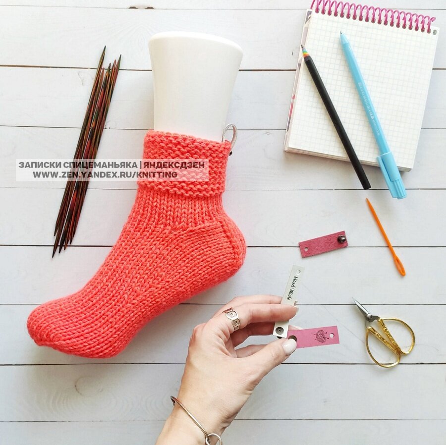 "Кожаные" бирки на кобурной застежке - квадратные по итогу (бордо) и длинные, как на носке (белые)