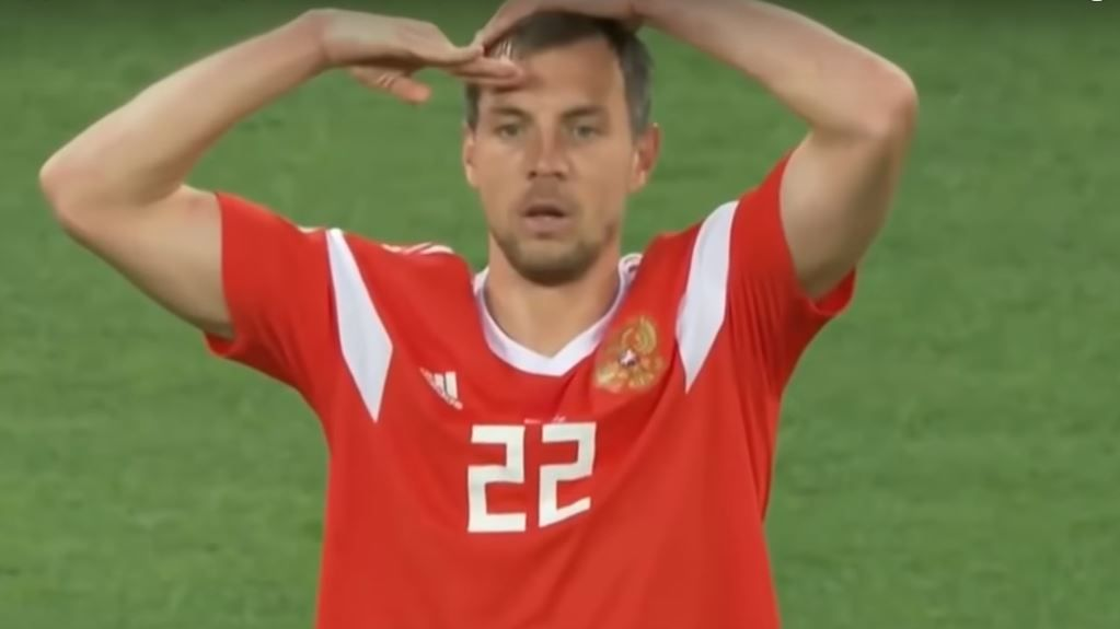 Он этой рукой еще и честь отдает...