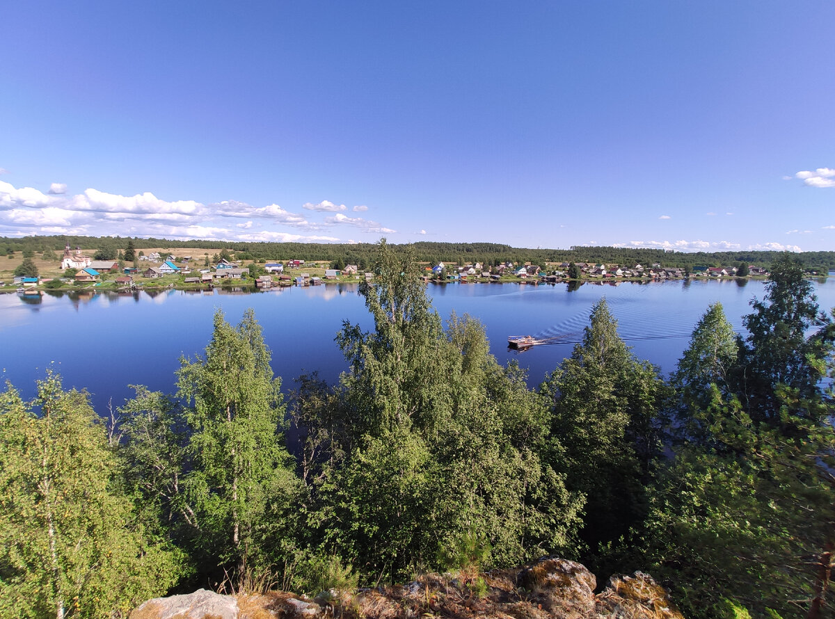 Вид на деревню "Белая гора" со смотровой площадки в парке
