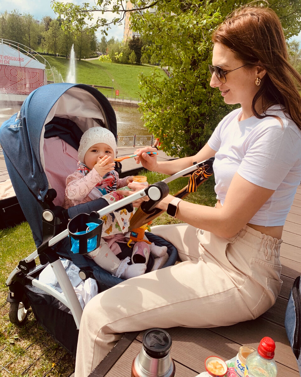 В режиме постоянной беготни кормить младшую приходиться в дороге. Когда хорошая погода - на улице, когда плохая - в машине. Зато весело! 