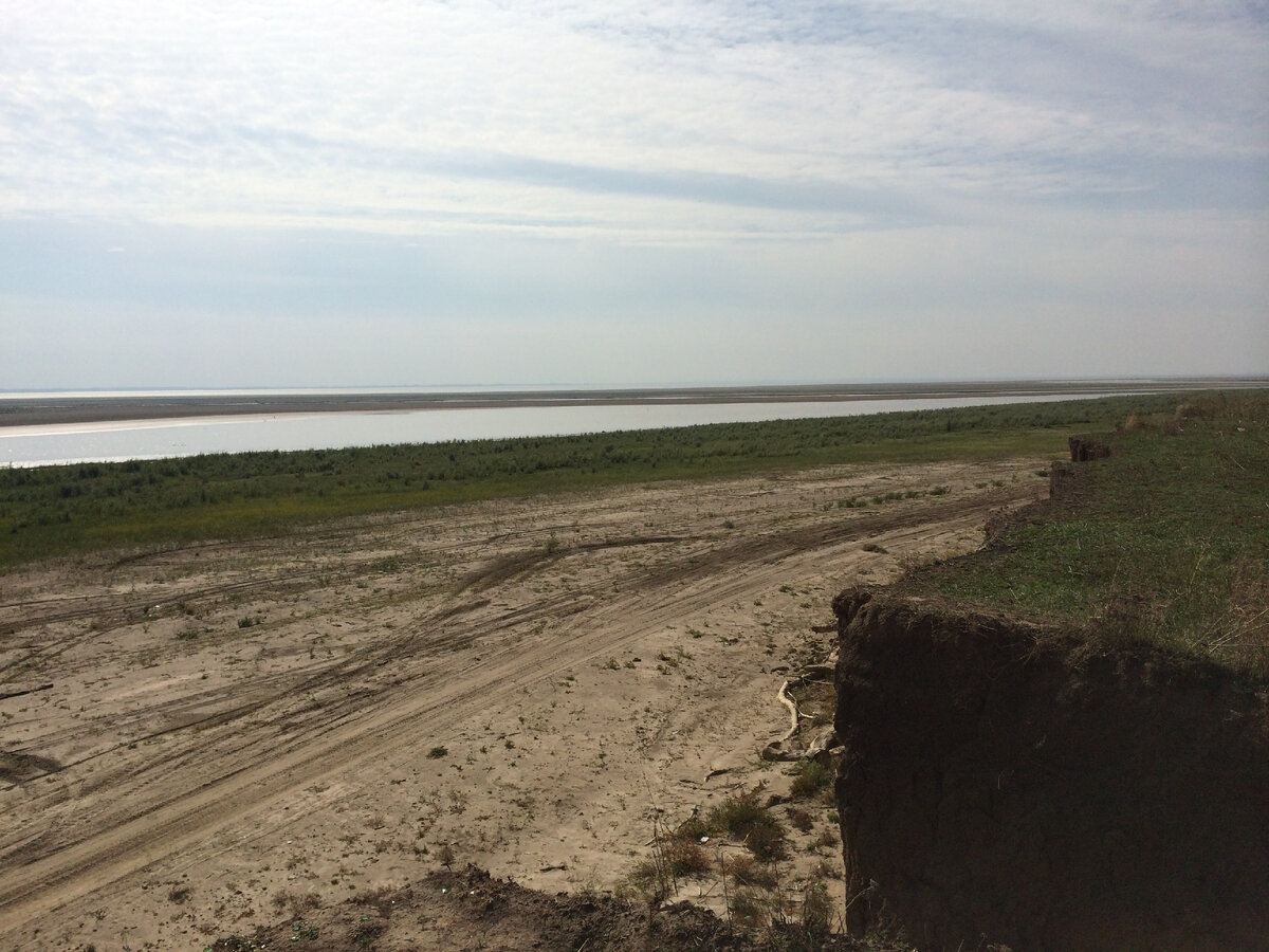Так водохранилище выглядит сейчас. Вода уходит. Это же место (см. фото выше) лет 15 назад было полно воды. 