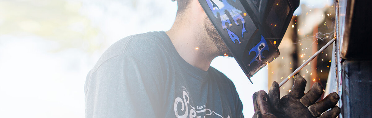 В гараже, на даче, в частном доме что-то да приходится подварить. Для таких задач совсем не обязательно заканчивать курсы сварщиков — достаточно иметь бытовой сварочный аппарат, средства защиты, расходные материалы и немного потренироваться. Рассказываем, как правильно сваривать металл электродами начинающим и каких ошибок избегать при этом.