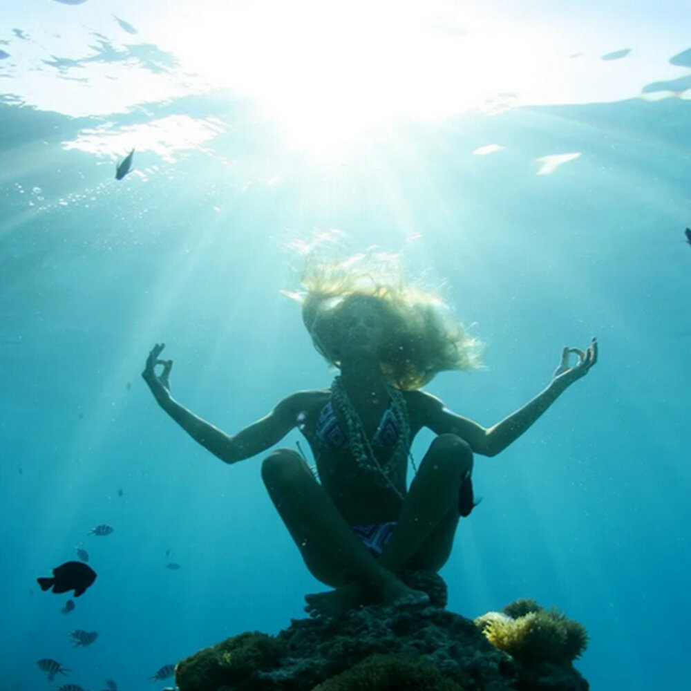 Задержка дыхания под водой.