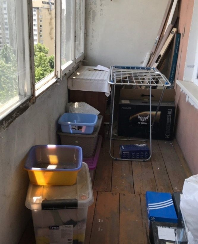 Какие-то тазики коробки, пакеты