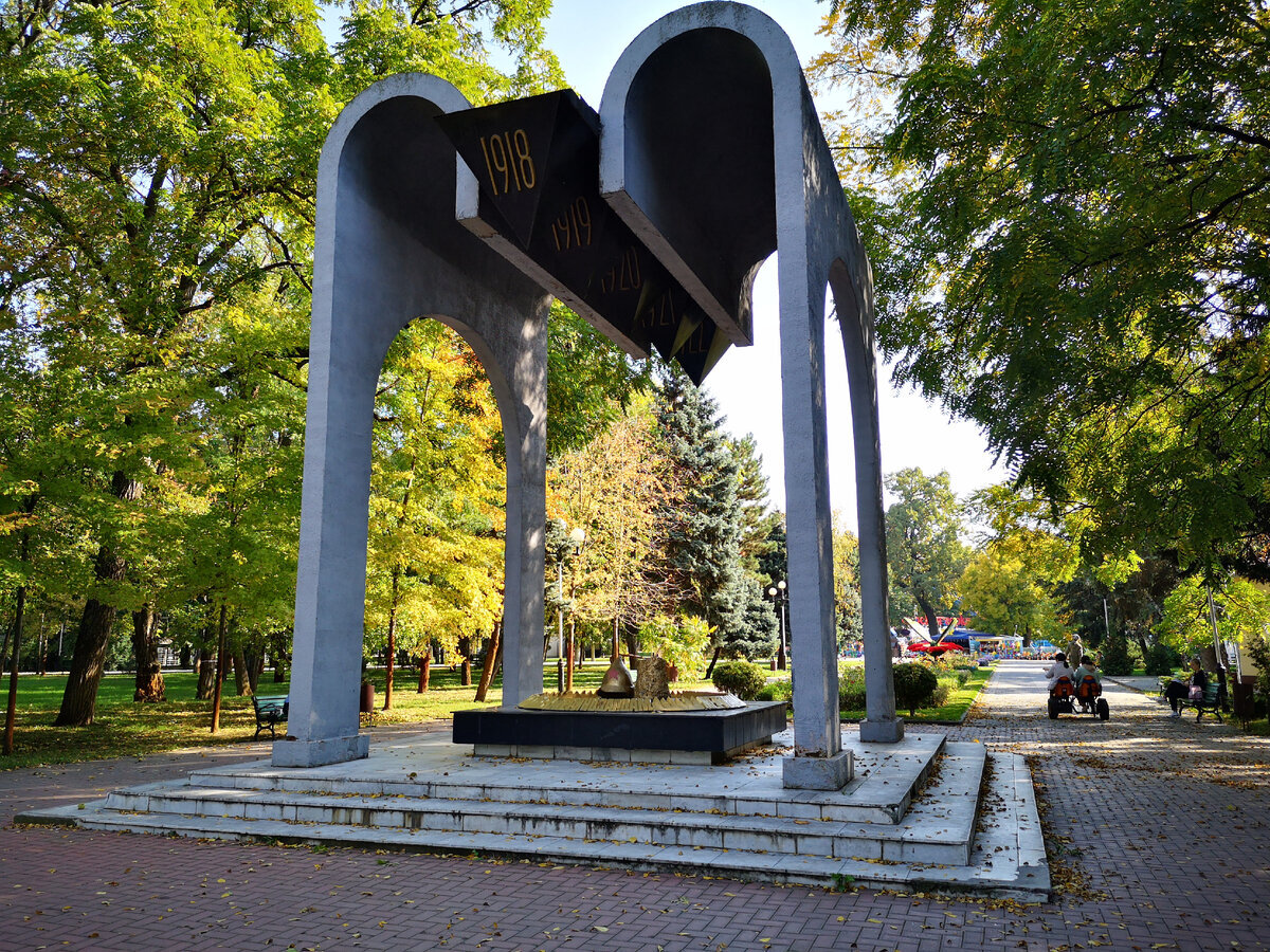архитектор А.Гурин, скульптор А.Корнаев.

