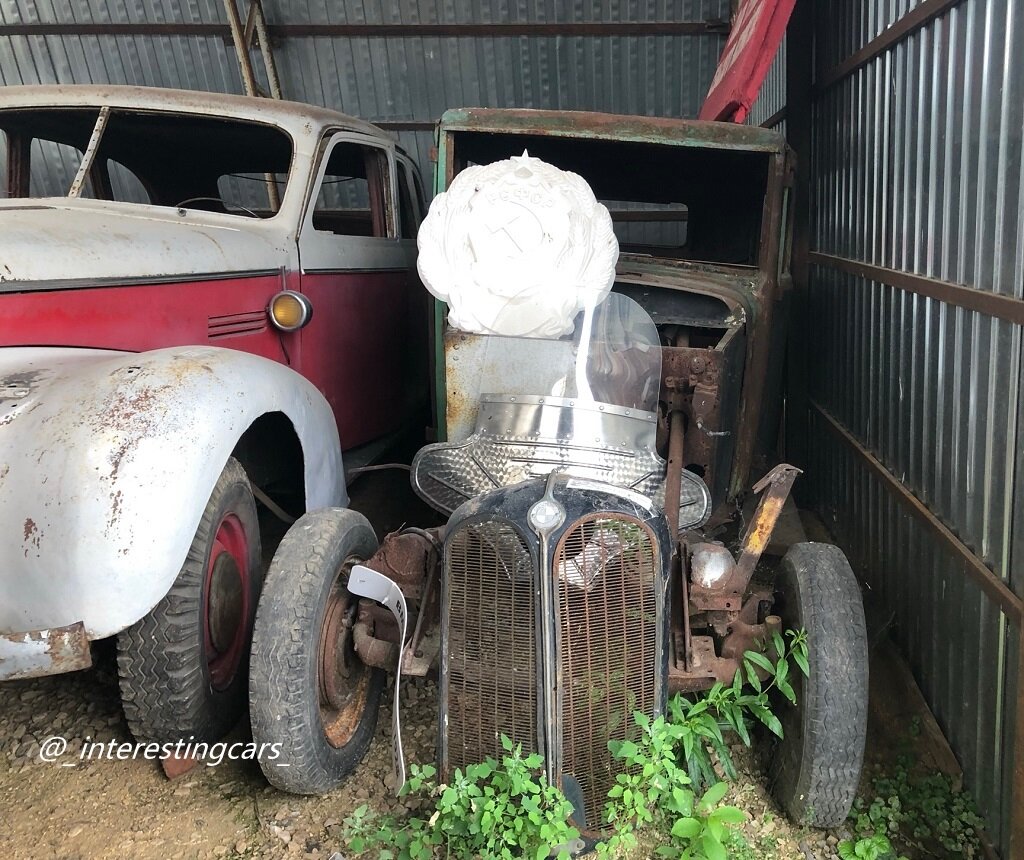 Остов какого-то автомобиля, радиаторная решетка от BMW и стекло от мотоцикла