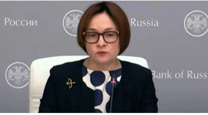 Явилась на заседание с брошью в виде стрелы, что свидетельствует о символическом желании полностью "пристрелить" американскую валюту. 