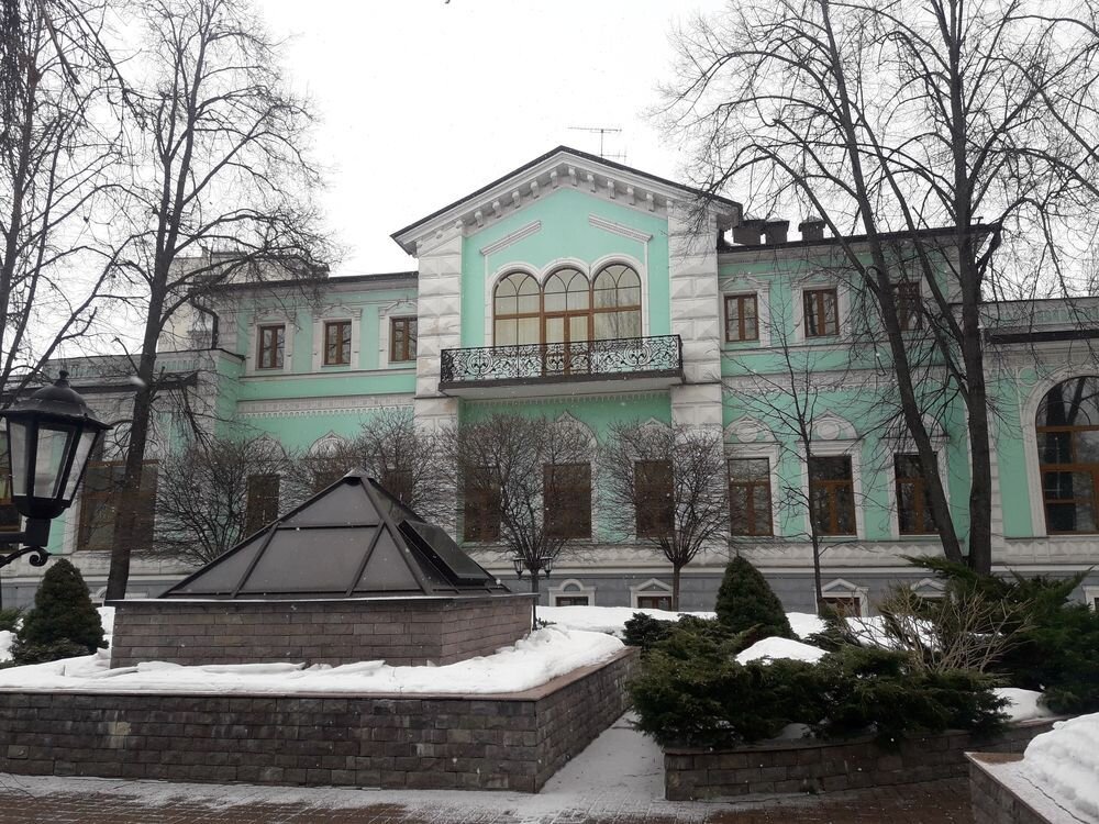 Вид на особняк из Морозовского сада (с запада), фотография автора